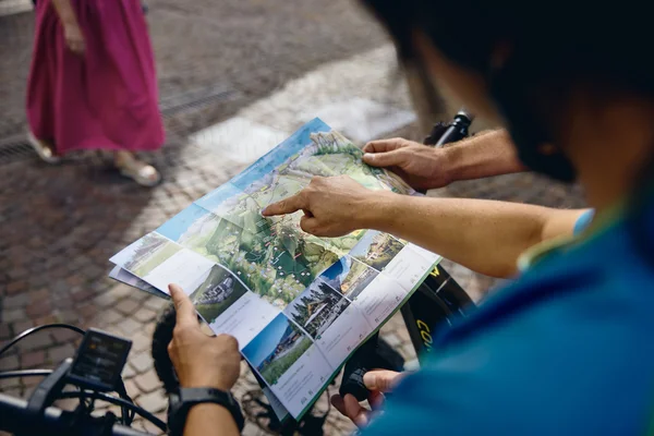 MTS Austria © Tobias Köhler Person pointing at a map while cycling in a town