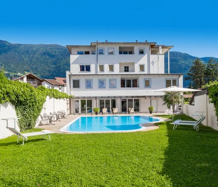 Hotel Teutschhaus © Ingrid Heiss Modernes weißes Gebäude mit Schwimmbad und Bergen im Hintergrund