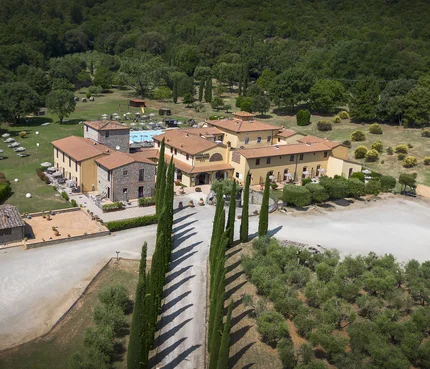 Hotel & Restaurant Casolare Le Terre Rosse © Hotel Casolare Le Terre Rosse Luftaufnahme einer Landvilla mit Zypressenallee in ländlicher Umgebung