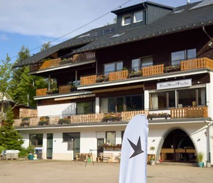 Landhotel Fuchs © David Lemanski Außenansicht des Landhotels Fuchs mit Balkon und weißer Werbefahne