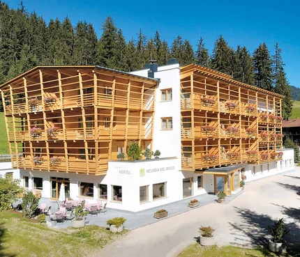Hotel Melodia del Bosco © Hotel Melodia del Bosco Hotel Melodia del Bosco mit Holzfassade in bergiger Waldlage