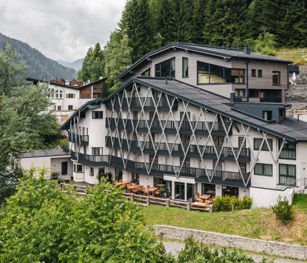 Hotel Arpuria | Hidden Luxury Mountain Home © Brandnamic Modernes Hotel in den Bergen mit Terrasse und dichter Begrünung