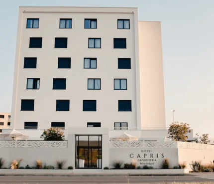 Hotel Capris © Hotel Capris Capodistria Boutique Moderner weißer Hotelgebäudefront mit schwarzem Fensterdesign