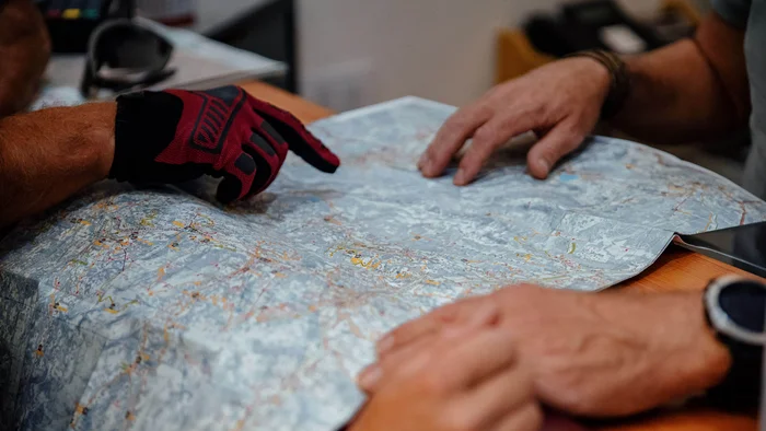 History © Felix Saller Two people pointing at a map on a table