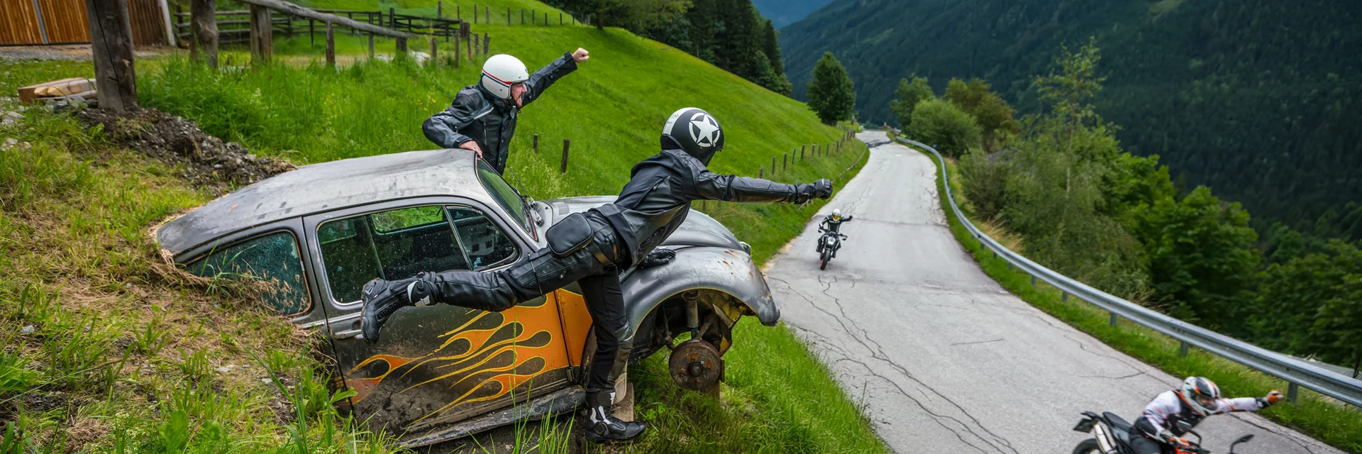 Project Manager: MoHo Partnership Group – Motorbike Hotels and Velontour © Moppetfoto.de Motorcyclists waving from an old car by the roadside in the mountains