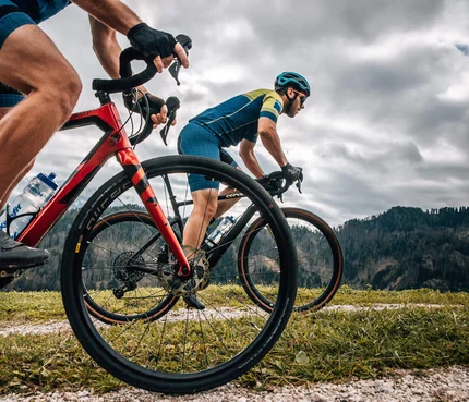 Drei Zinnen - Dolomiten © Jens Scheibe Zwei Radfahrer fahren auf einem Bergpfad bei bewölktem Himmel