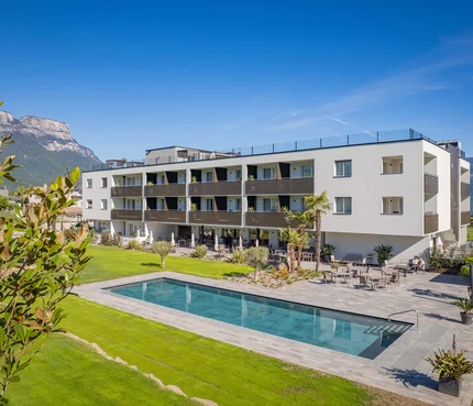 Hotel Cornelian © Compusol.it - Dietmar Mitterer-Zublasing Modernes Wohngebäude mit Pool und Blick auf Berglandschaft bei klarem Himmel