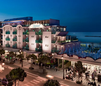 Lungomare Bike Hotel © Mario Flores Beleuchtetes Strandhotel Lungomare bei Nacht mit Meerblick
