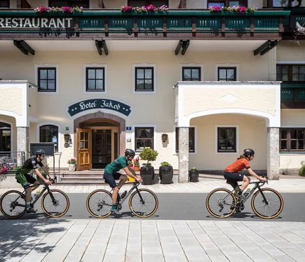 Rennrad & Triathlonhotel Jakob © Erwin Haiden Drei Radfahrer vor Hotel Jakob bei sonnigem Wetter
