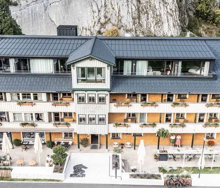 Hotel Rössle © Hotel Adler - Hotel Rössle GmbH Außenansicht des Rossli Hotels mit Terrasse und Bergkulisse