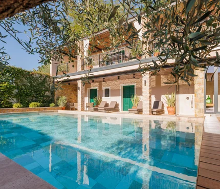 Hotel Vila Robida © Jaka Ivancic Haus mit Swimmingpool und Garten unter blauem Himmel