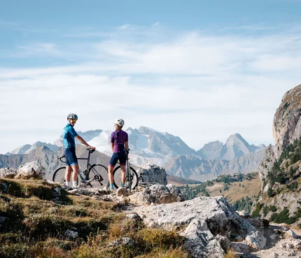Cortina d'Ampezzo © Josef Plaickner Zwei Radfahrer mit Helm in den Bergen auf einem felsigen Pfad