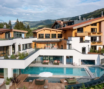 Biohotel Rupertus © Klaus Bauer Modernes Hotel mit Außenpool und Bergblick bei klarem Himmel