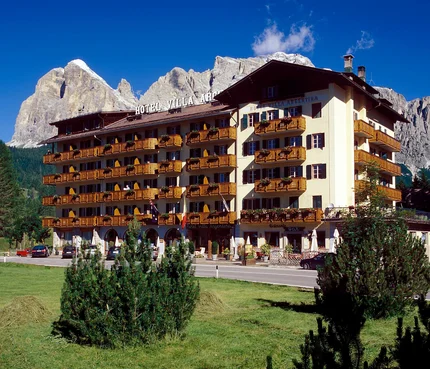 Hotel Villa Argentina © Hotel Villa Argentina Cortina Hotel Villa Argentina vor Bergen und grünem Rasen bei klarem Himmel