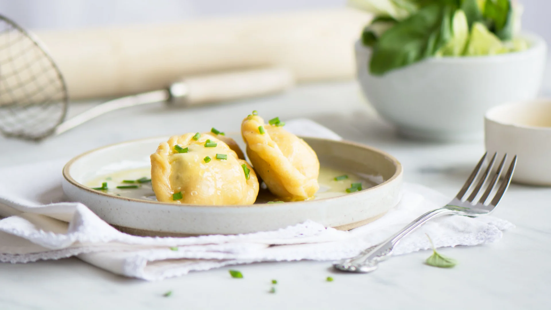 Velontour © Kärnten Werbung - Florentina Klampferer Two stuffed dumplings with sauce on a plate
