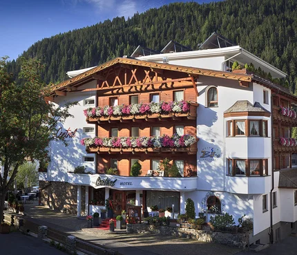 Alpen-Comfort-Hotel Central © Hotel Central Nauders Schönes Hotel in den Bergen mit blumengeschmückten Balkonen