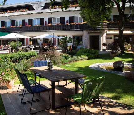 Landhotel Rosentaler Hof © Landhotel Rosentaler Hof Gartenterrasse mit Tisch, Stühlen und Springbrunnen vor einem Hotel